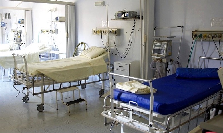 ホスピタルグレードのコンセントが使われている病院のイメージ
